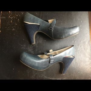 Tsubo navy blue leather heels size US 9.5